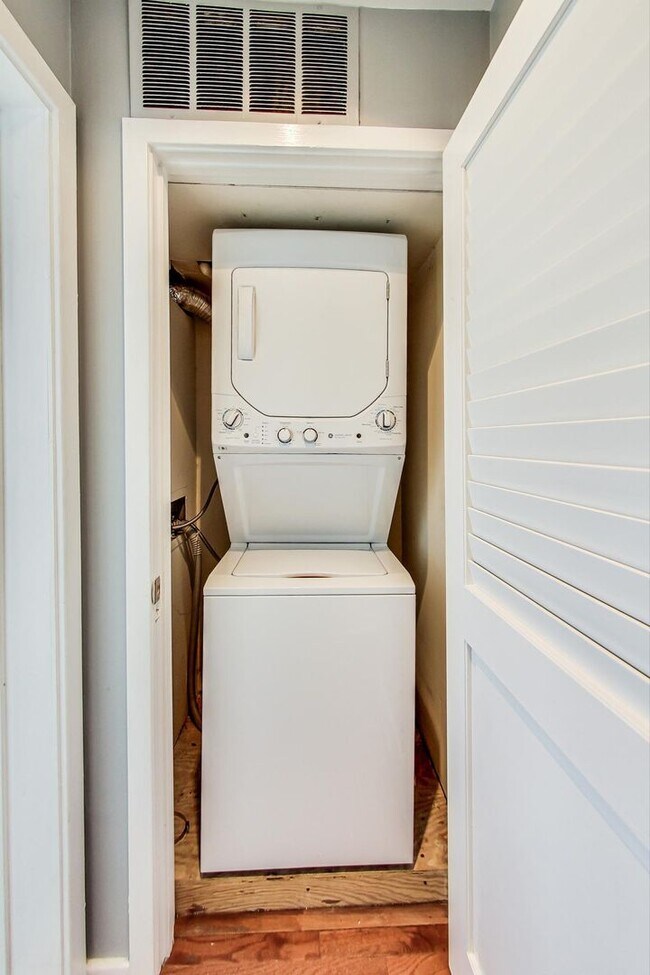 Building Photo - Boutique Condo in Bethesda 1+1 Updated Condo & Reserved Parking space