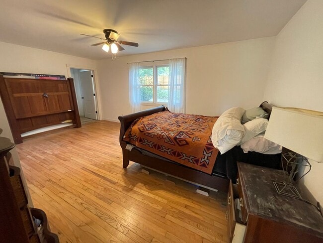 Building Photo - Big and Beautiful House with attached 1br ...