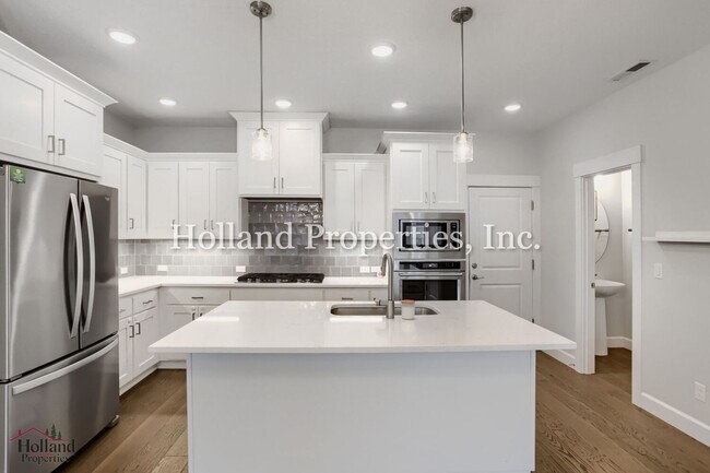 Building Photo - 3933 SE 83rd Ave