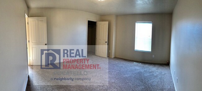 Building Photo - 2 bedroom 1.5 bath Townhome - 1 Car Garage
