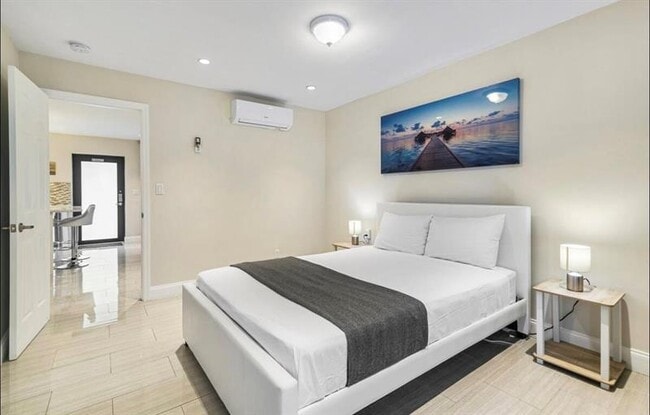 Building Photo - 320 NE 15th Ave