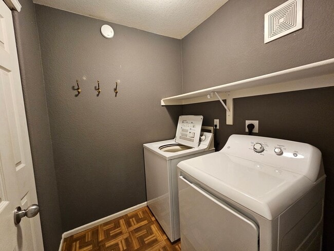 Building Photo - Beautiful Townhome - Great Location - Gara...