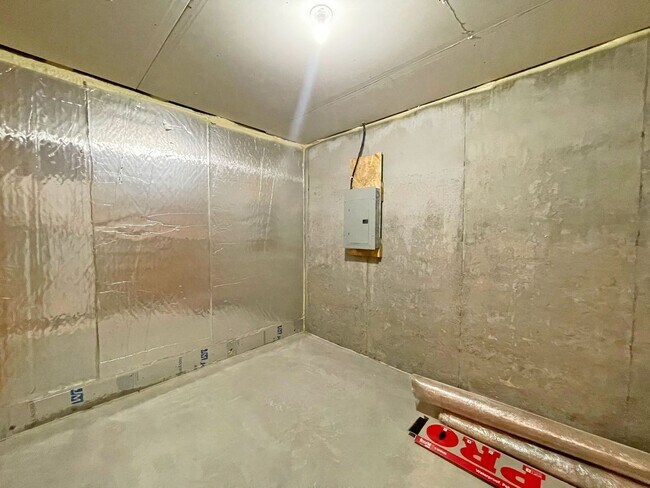 Building Photo - Sparkling, SPACIOUS Like-New Home with 3 B...