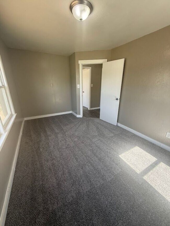 Building Photo - Charming 4 Bedroom House!