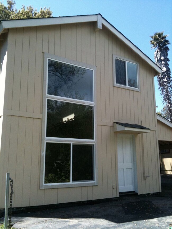 Building Photo - 3/1 Close to UC, hiking, mountain biking and downtown