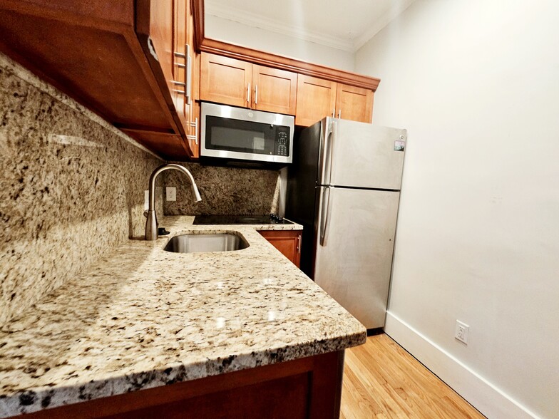 Building Photo - 425 Marlborough St