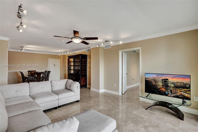 Building Photo - 500 Bayview Dr