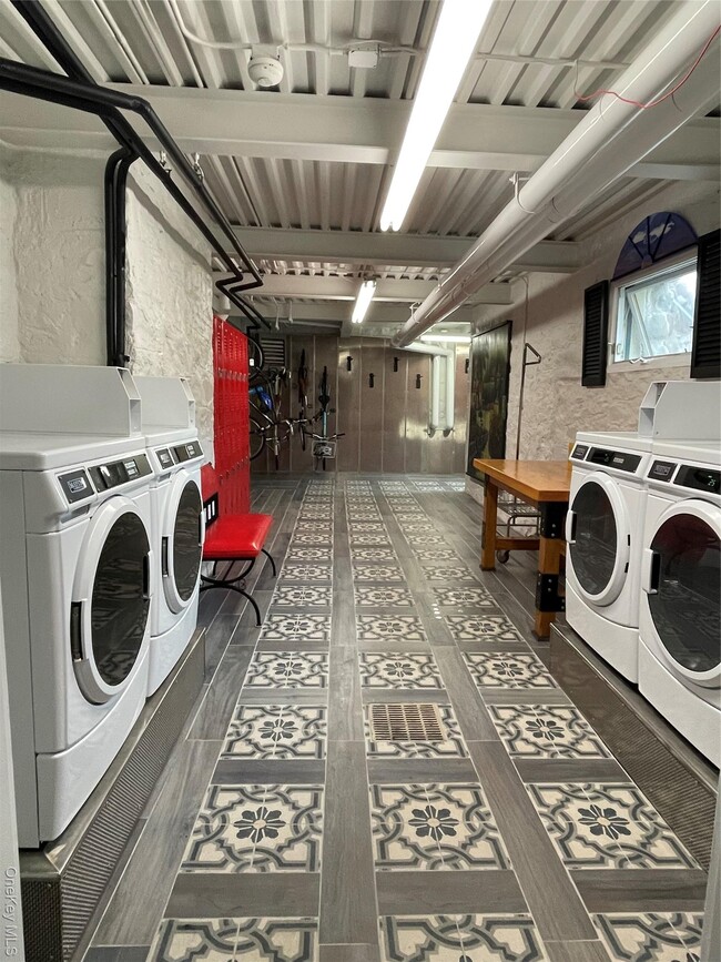 Building Photo - 139 S Broadway