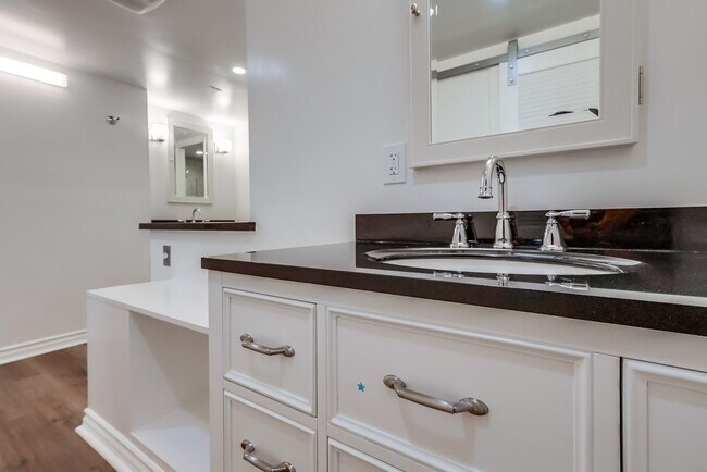 Building Photo - 435 N Oakhurst Dr
