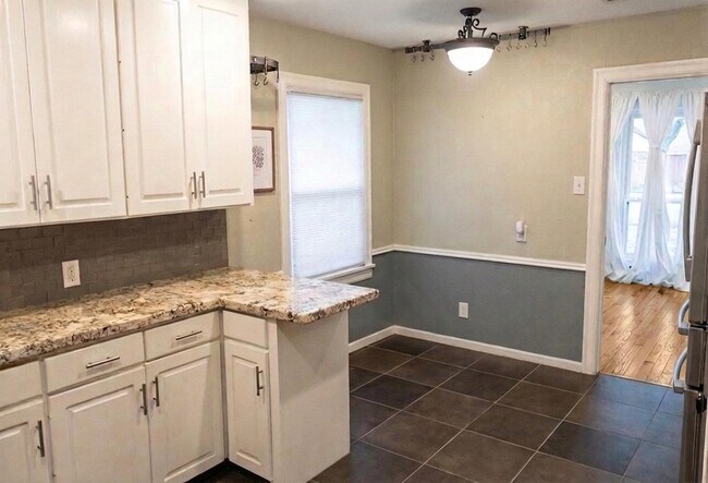 Building Photo - 2611 Tangley St