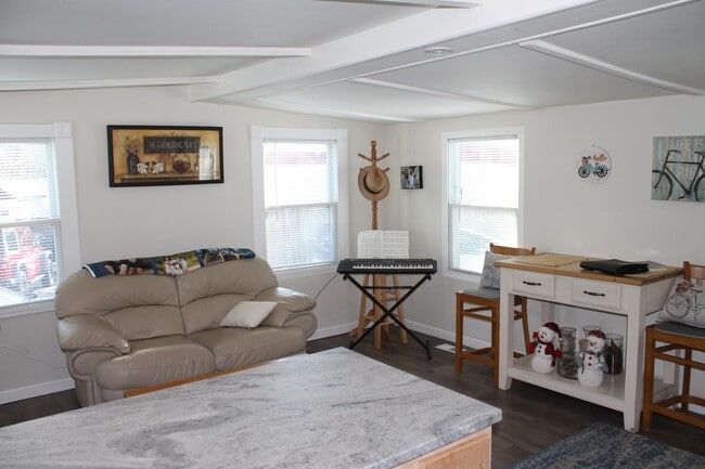 Building Photo - 192 Manchester St