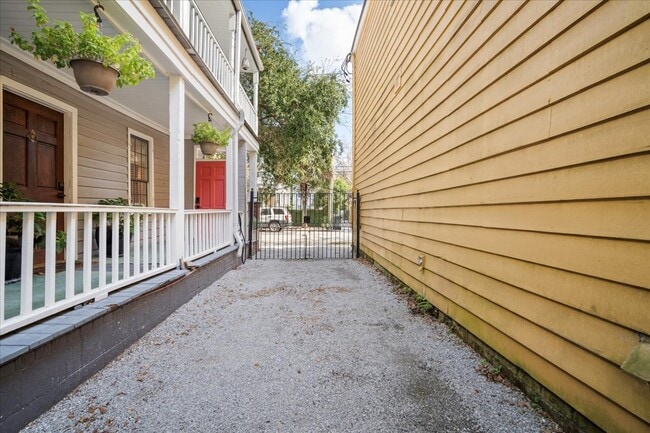 Building Photo - 237 Coming St