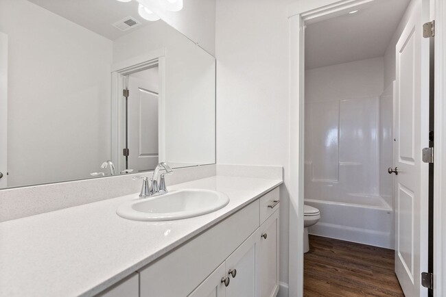 Building Photo - 4 bedroom home in desirable neighborhood