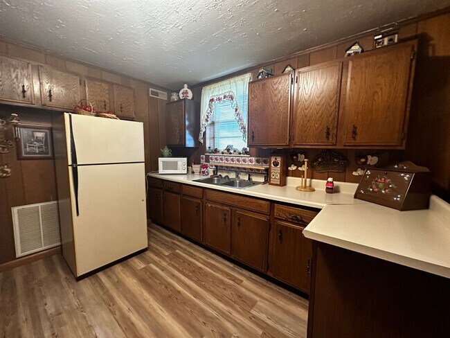 Building Photo - Furnished - 2 bed/1 bath basement apartment