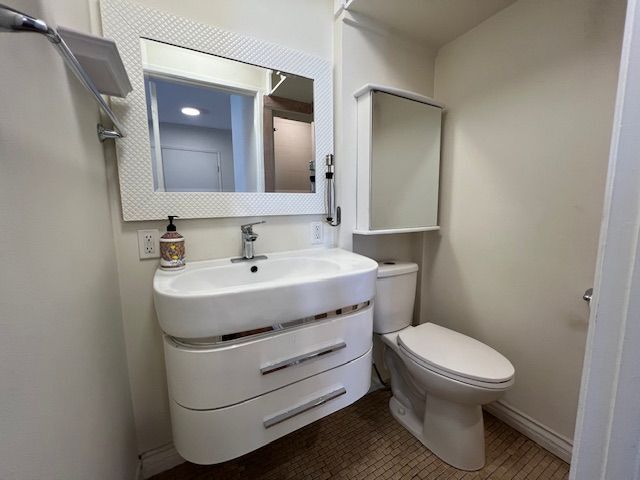 Building Photo - 9711 Hayvenhurst Ave