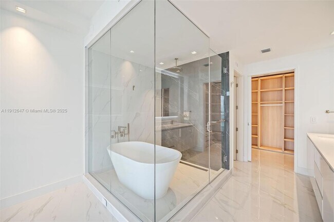 Building Photo - 700 NE 24th St