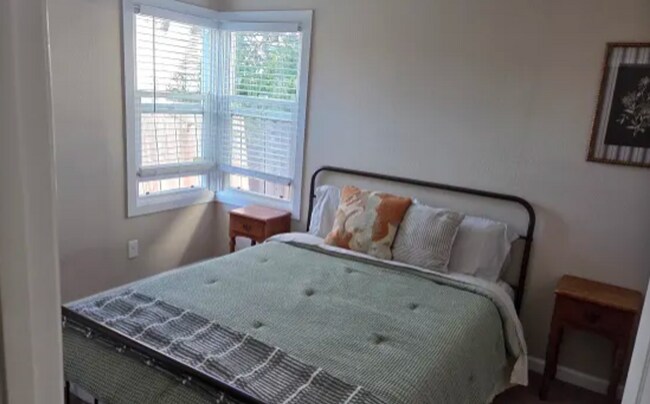 Building Photo - Spacious & Updated 2 BR / 1 BA Home in North Oakland – Move-In Ready!