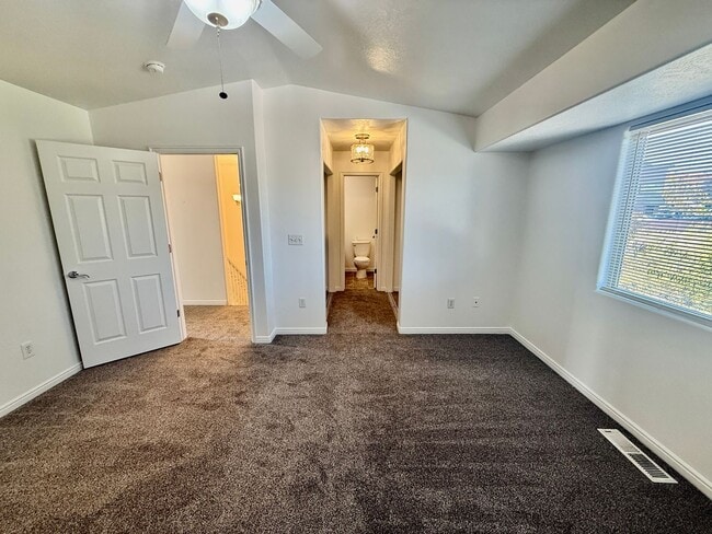 Building Photo - 3 Bedroom/ 2.5 Bath Townhome in Hawk Hollow
