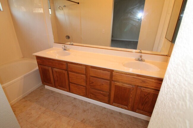 Building Photo - Townhouse 2 bedrooms, 2 1/2 baths, 2 car g...