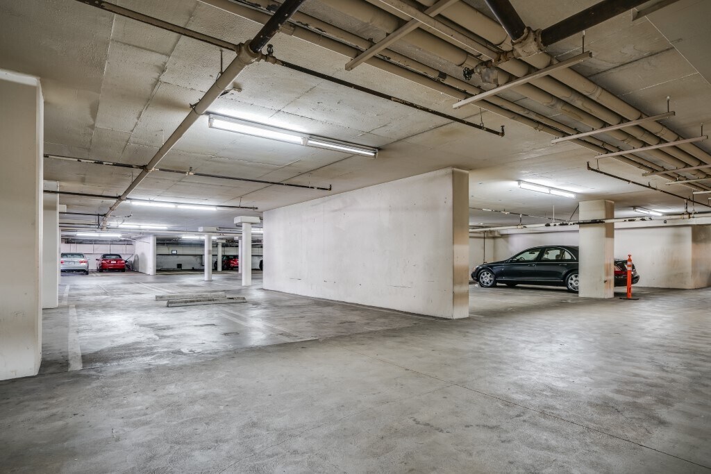 Building Photo - 321 S San Vicente Blvd