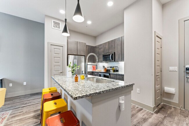 Building Photo - 6107 E Riverside Dr