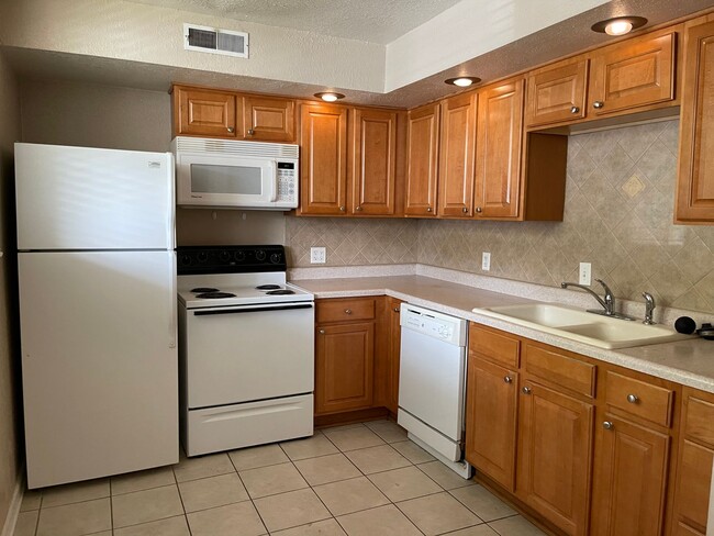 Building Photo - WALK TO STADIUM! CLOSE TO CAMPUS!