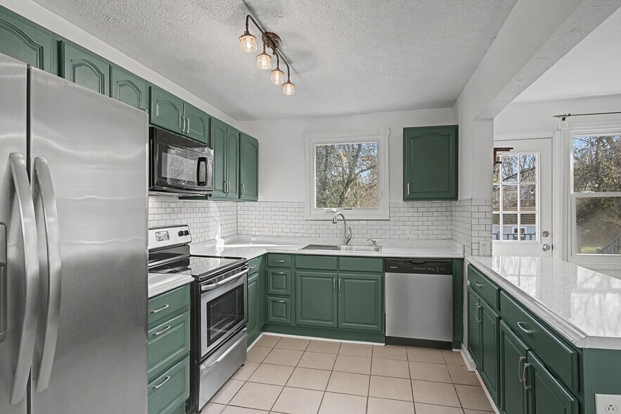 Building Photo - 2204 Sandra Dr