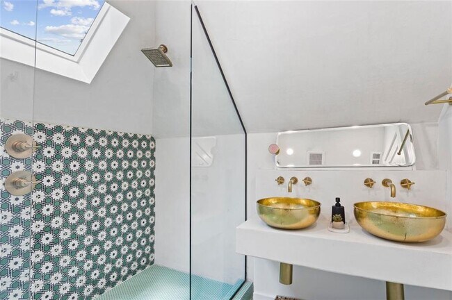 Building Photo - 724 Charles Allen Dr NE