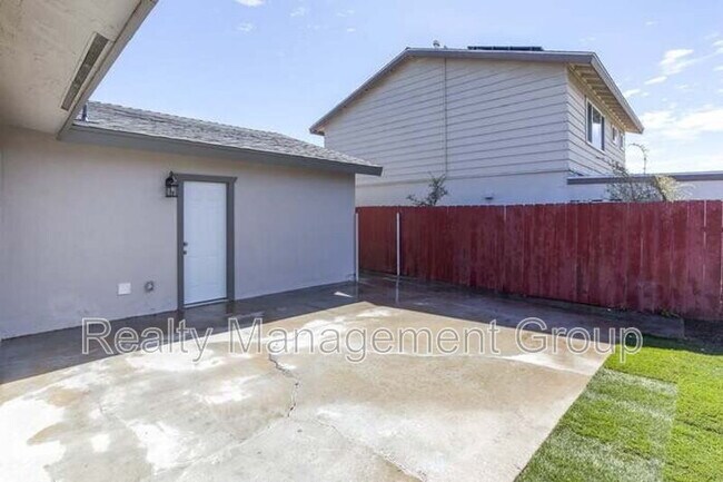 Building Photo - 888 Narwhal St