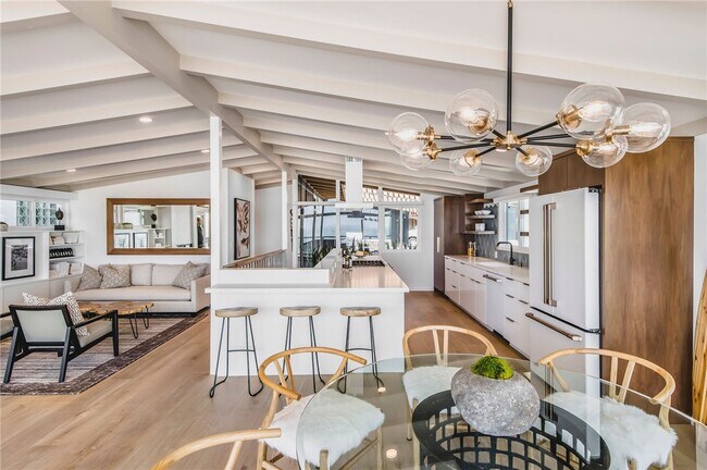 Building Photo - 816 The Strand