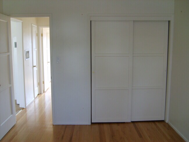 Building Photo - 4851 Iroquois Ave