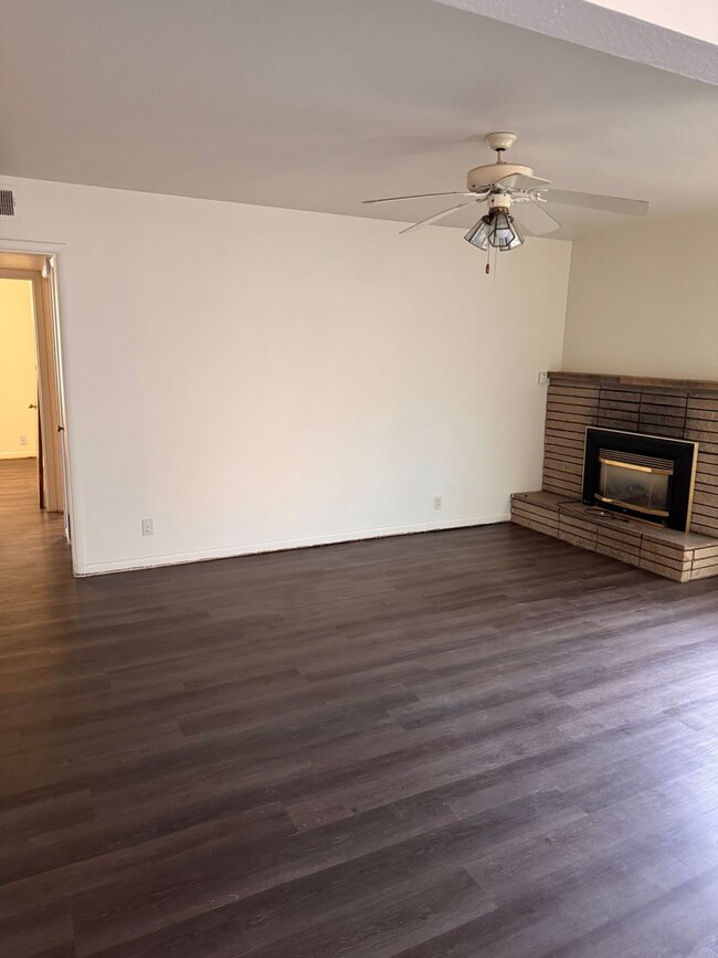 Building Photo - 2 Bedroom 1 Bathroom House North of Hospital