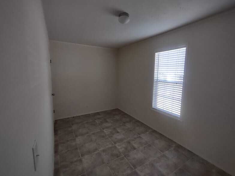 Building Photo - 2304 Wellington Green Dr