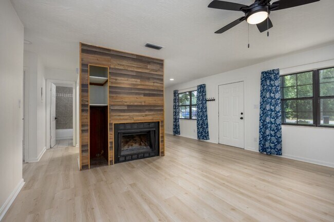 Building Photo - Pine Forest-Valdes