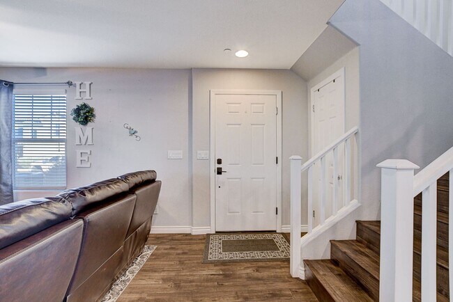 Building Photo - Stunning 3 Bed Home with Loft, Den & Upgraded Kitchen