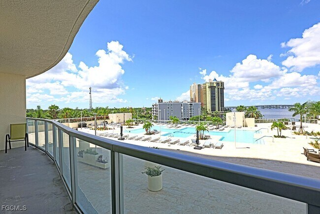 Building Photo - 3000 Oasis Grand Blvd