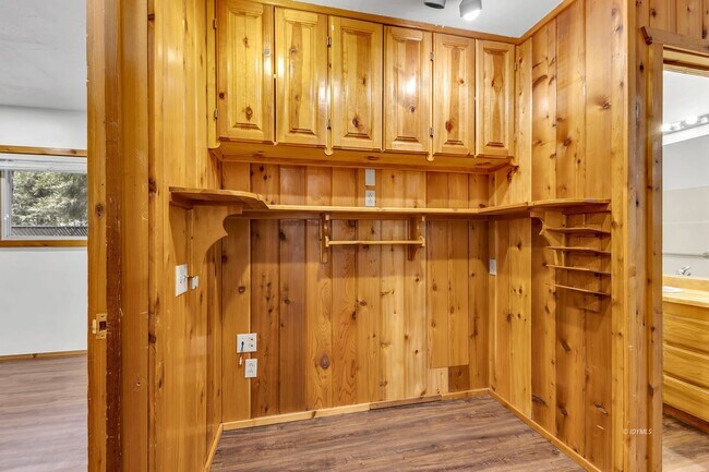 Building Photo - Mountain Lodge Home 1 Mile Away from the C...