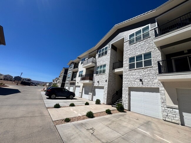 Building Photo - 3 Bed Condo In Desert Color!