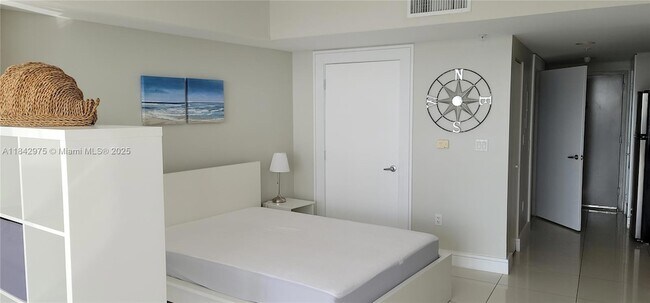 Building Photo - 1750 N Bayshore Dr