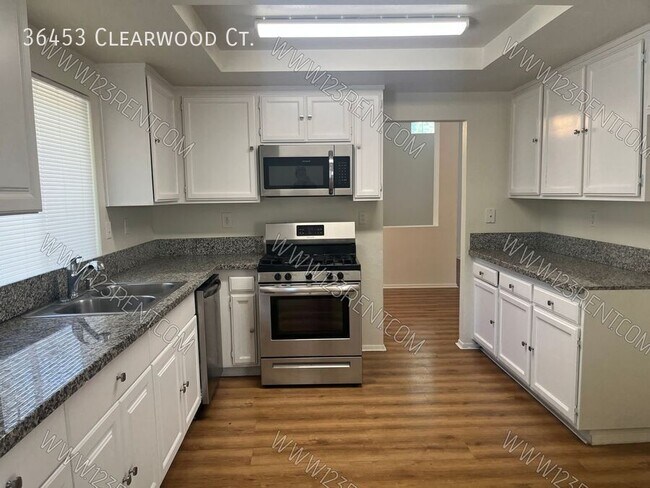 Building Photo - 36453 Clearwood Ct