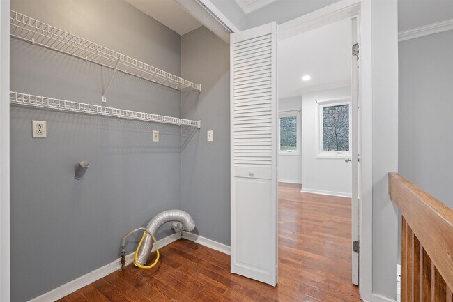 Building Photo - 18 SKYVIEW Ter