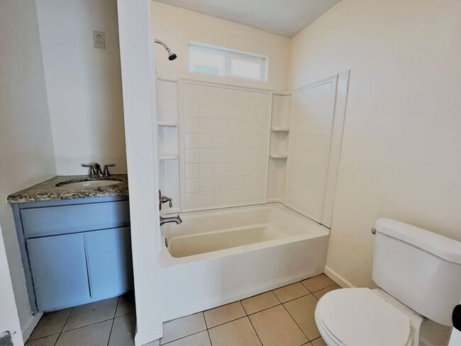 Building Photo - Beautiful 4 Bedroom 2 Bath