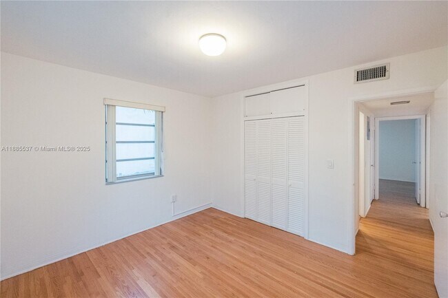 Building Photo - 5600 San Vicente St
