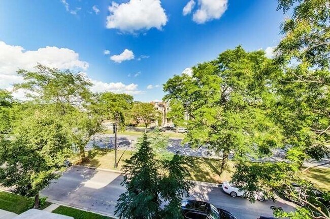Building Photo - 4516 S King Dr