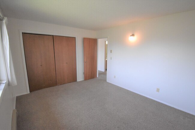 Building Photo - Top floor apartment! Close to MSU and down...