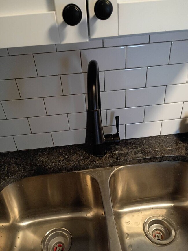 Building Photo - Charming 3 - Bedroom Property in Prime Location