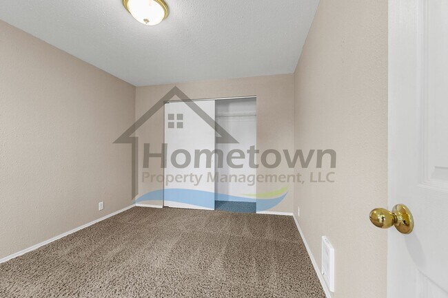 Building Photo - 1 Bedroom Cottage with Off-Street Parking Available in Midtown Coeur d'Alene!