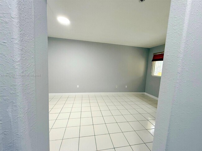 Building Photo - 1677 SE 27th Ct
