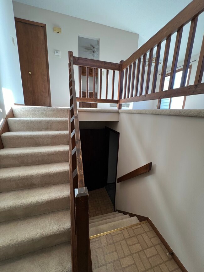 Building Photo - 5 Golden Oak Dr