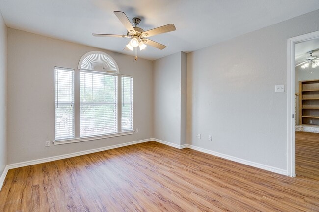 Building Photo - 1 Bedroom, 1 Bath Available Now!